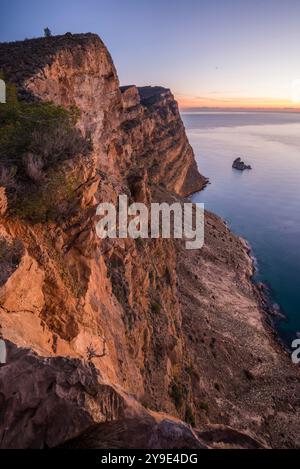 Mer Méditerranée depuis les falaises du parc naturel Sierra Helada, Benidorm, Alicante, Espagne - photo stock Banque D'Images