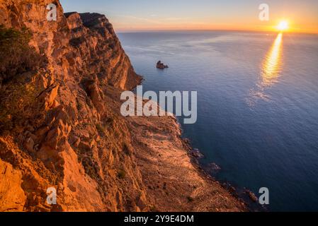 Mer Méditerranée depuis les falaises du parc naturel Sierra Helada, Benidorm, Alicante, Espagne - photo stock Banque D'Images