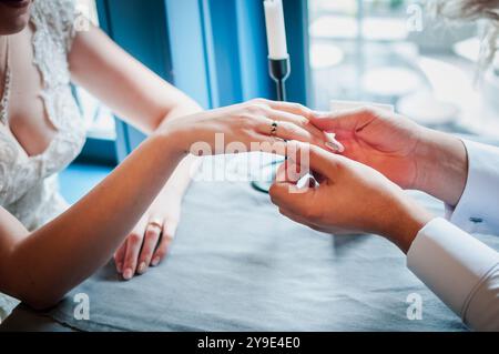 Une cérémonie de mariage romantique capturée dans les détails intimes. Banque D'Images