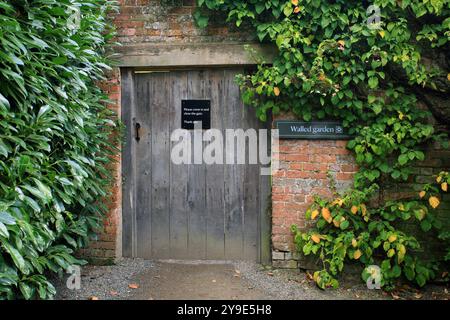 Porte d'entrée du jardin clos à Berrington Hall près de Leominster, Herefordshire, Royaume-Uni. Banque D'Images