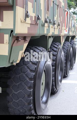 Vue détaillée d'une ambulance blindée de transport de troupes, présentant son motif de camouflage et ses pneus lourds. Banque D'Images