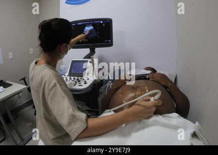 Hôpital public de bahia ilheus, bahia, brésil - 24 mai 2022 : un médecin effectue une échographie sur une femme enceinte dans un hôpital public de BAHIA ILHEUS BAHIA BRÉSIL Copyright : xJoaxSouzax 240522JOA19 Banque D'Images