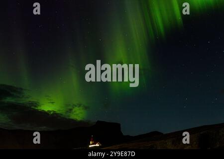 Les lumières nordiques brillent au-dessus de l'église de Vik, en Islande Banque D'Images