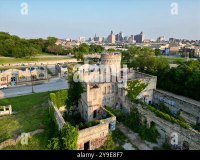 vue aérienne du vieux château en face de la ville Banque D'Images