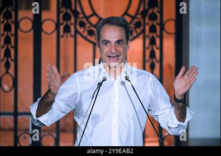 Athènes, Grèce. 4 octobre 2024. Le premier ministre grec Kyriakos Mitsotakis s’adresse à ses partisans lors de la célébration du 50e anniversaire du parti politique au pouvoir Nouvelle démocratie. Il est le fils de Konstantinos Mitsotakis, premier ministre grec et chef du parti Nouvelle démocratie de 1990 à 1993. Crédit : Dimitris Aspiotis/Alamy Banque D'Images