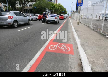 salvador, bahia, brésil - 5 janvier 2024 : piste cyclable dans une rue du quartier Comercio dans la ville de Salvador. Banque D'Images