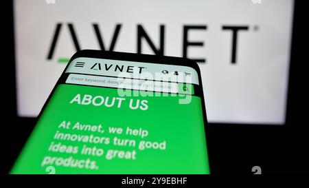 Téléphone portable avec le site Web de la société américaine d'électronique Avnet Inc sur l'écran devant le logo de l'entreprise. Concentrez-vous sur le coin supérieur gauche de l'écran du téléphone. Banque D'Images