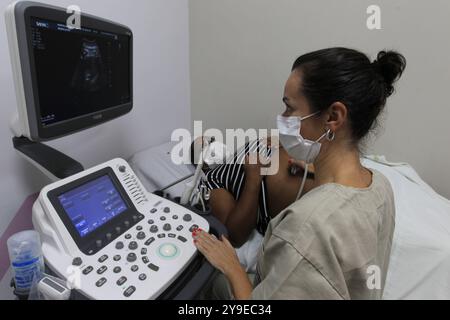 ilheus, bahia, brésil - 24 mai 2022 : un médecin effectue une échographie sur une femme enceinte dans un hôpital public de Bahia Banque D'Images