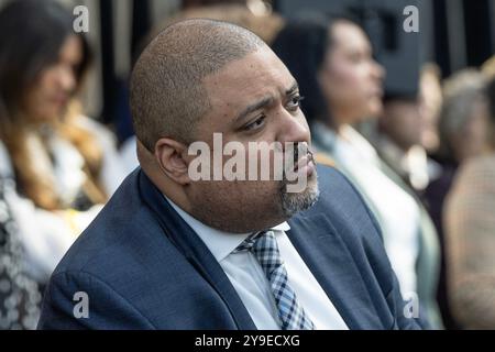 New York, États-Unis. 09 octobre 2024. Alvin Bragg, procureur de Manhattan, assiste à la signature par la gouverneure Kathy Hochul de lois sur la sécurité des armes à feu au River Pavilion du Jacob Javits Center à New York (photo de Lev Radin/Pacific Press) crédit : Pacific Press Media production Corp./Alamy Live News Banque D'Images