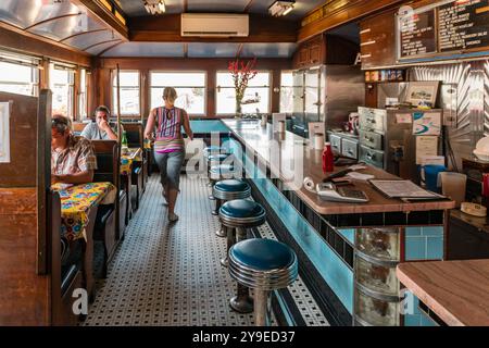 Augusta, ME, États-Unis-15 juin 2023 : les clients mangent dans des stands dans un restaurant américain classique. Banque D'Images