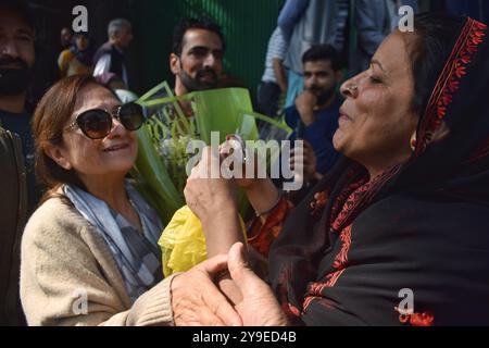 Srinagar, Inde. 10 octobre 2024. Le chef du parti de la Conférence nationale du Jammu-et-Cachemire (JKNC), Omar Abdullah, est accueilli par des partisans avec des guirlandes à sa résidence, un jour après sa victoire aux élections de l'Assemblée locale. Le Cachemire sous administration indienne élu le 8 octobre, son premier gouvernement depuis que le territoire himalayen a été placé sous le contrôle direct de New Delhi, alors que les électeurs soutenaient les partis d'opposition pour diriger son Assemblée régionale. (Photo de Mubashir Hassan/Pacific Press) crédit : Pacific Press Media production Corp./Alamy Live News Banque D'Images