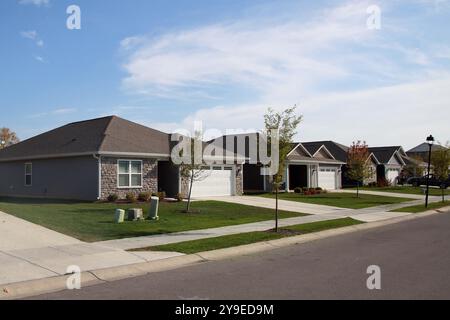 Un boom de la construction de maisons mène à la construction de nouvelles maisons dans les banlieues du midwest. Greenfield, Indiana. Banque D'Images