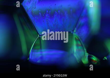 Sphère liquide rouge et violette, sphère fluide, plasma, mouvement fluide, formes fantastiques sur fond sombre Banque D'Images