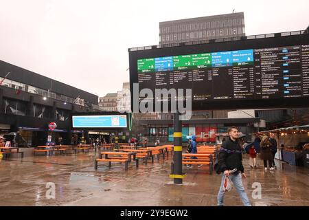 Londres Angleterre Royaume-Uni 13 février 2024 passagers à la gare de Londres Euston regardant les écrans du système d'information client (CIS). La gare connaît une congestion et une surpopulation importantes. Pour tenter de soulager ce problème de sécurité, les écrans dans la zone seront remplacés la station est gérée par Network Rail ©GED Noonan/Alamy Banque D'Images