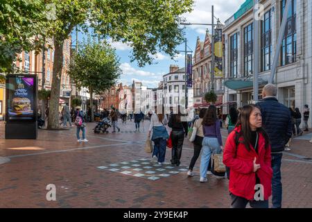 Les gens font du shopping sur Broad Street dans le centre-ville de Reading, Berkshire, Angleterre, Royaume-Uni, un samedi chargé Banque D'Images