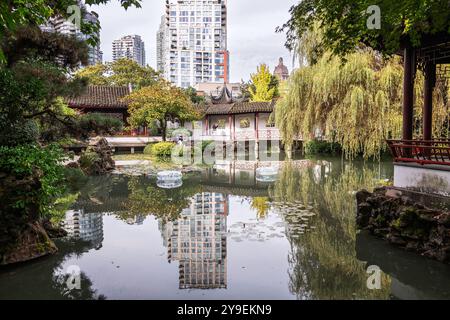 Vancouver, Colombie-Britannique, Canada – 28 septembre 2024 : le jardin chinois classique Dr Sun Yat-Sen à Vancouver, Colombie-Britannique, Canada. Banque D'Images