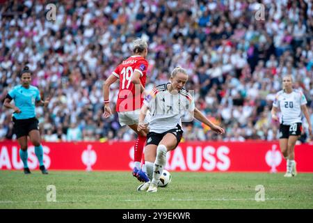 Lea Schueller (Deutschland, #07) im Zweikampf mit Verena Hanshaw (Oesterreich, #19), GER, Deutschland (GER) vs Oesterreich (AUT), DFB Frauen Nationalmannschaft, UEFA Frauen Fussball Womens Euro 2025 Qualifiers, 6. Spieltag, 16.07.2024 Foto : Eibner-Pressefoto/Michael Memmler Banque D'Images