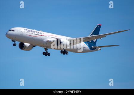 Boeing 787 de la compagnie Aeromexico atterrissant à l'aéroport de Madrid Barajas. Banque D'Images