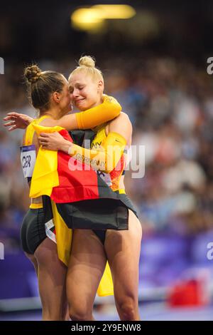 Lisa Mayer célébrant avec le drapeau de son pays dans le relais 4x100 mètres aux Jeux Olympiques de Paris 2024. Banque D'Images