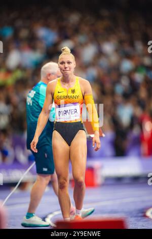 Lisa Mayer célébrant avec le drapeau de son pays dans le relais 4x100 mètres aux Jeux Olympiques de Paris 2024. Banque D'Images