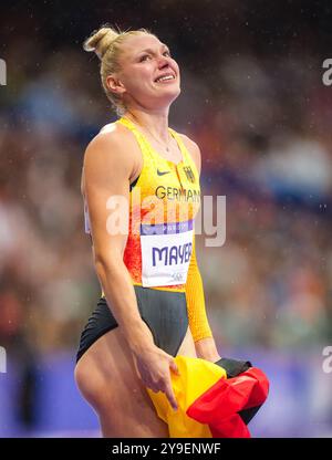 Lisa Mayer célébrant avec le drapeau de son pays dans le relais 4x100 mètres aux Jeux Olympiques de Paris 2024. Banque D'Images