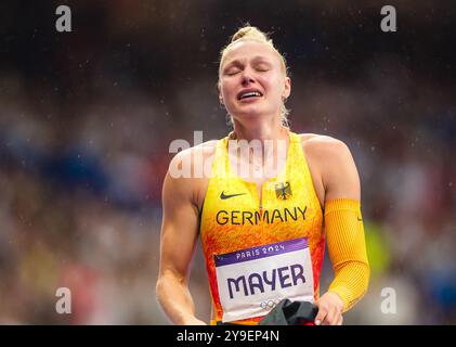 Lisa Mayer célébrant avec le drapeau de son pays dans le relais 4x100 mètres aux Jeux Olympiques de Paris 2024. Banque D'Images