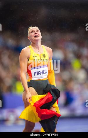 Lisa Mayer célébrant avec le drapeau de son pays dans le relais 4x100 mètres aux Jeux Olympiques de Paris 2024. Banque D'Images