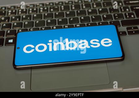 21 juillet 2024, Paraguay. Dans cette illustration photo, le logo Coinbase est affiché sur l'écran d'un smartphone Banque D'Images