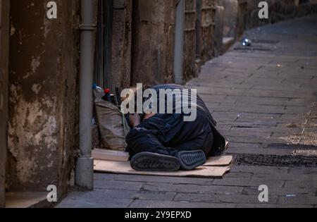 Barcelone, Espagne. 10 octobre 2024. Un sans-abri se couche dans une ruelle centrale, dans le quartier gothique de Barcelone. Vivre dans la rue, le manque de revenus ou l'alcoolisme sont des circonstances personnelles indésirables et fortuites qui entraînent une détérioration de la santé mentale d'une personne. Depuis le 1992 octobre, le 10 octobre est célébré comme la Journée mondiale de la santé mentale. Crédit : SOPA images Limited/Alamy Live News Banque D'Images