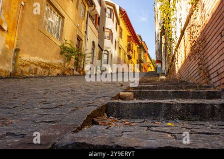 Ruelle pavée escarpée avec des maisons colorées Banque D'Images