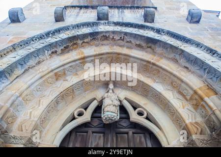 Villaviciosa, Asturies. Église de transition du XIIIe siècle entre roman et gothique. Santa Maria de la Oliva Banque D'Images