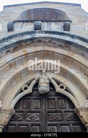 Villaviciosa, Asturies. Église de transition du XIIIe siècle entre roman et gothique. Santa Maria de la Oliva Banque D'Images