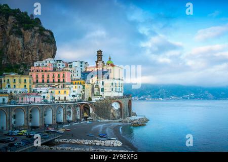 Atrani vieille ville sur la côte amalfitaine, vue panoramique. Italie, Europe Banque D'Images