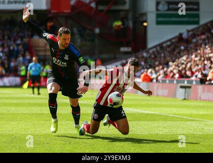 18 août 2019 ; Bramall Lane ; Sheffield, Yorkshire, Angleterre; premier League Football, Sheffield United contre Crystal Palace ; George Baldock de Sheffield United est faussé par Connor Wickham de Crystal Palace - usage strictement éditorial. Aucune utilisation avec des fichiers audio, vidéo, données, listes de présentoirs, logos de club/ligue ou services « en direct » non autorisés. Utilisation in-match en ligne limitée à 120 images, pas d'émulation vidéo. Aucune utilisation dans les Paris, les jeux ou les publications de club/ligue/joueur unique Banque D'Images