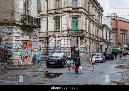 Vieux bâtiments couverts de graffiti dans la vieille ville, Bucarest, Roumanie Banque D'Images