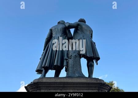 Goethe Schiller Denkmal DEU, Deutschland, Allemagne, Weimar, Thüringen, Thueringen, Thuringe, 30.07.2024 Das Goethe und Schiller Denkmal vor dem Deutschen Nationaltheater in Weimar Thueringen Deutschland . DAS Goethe-Schiller-Denkmal in Gedenken fuer Johann Wolfgang von Goethe und Friedrich Schiller wurde am 4.9.1857 amateur, gebaut von Ernst Rietschel en : le Monument Goethe et Schiller devant le Théâtre national allemand à Weimar Thuringe Allemagne . Le monument à la mémoire de Johann Wolfgang von Goethe et Friedrich Schiller a été inauguré le 4 septembre 1857, construit par Ernst Rietschel Banque D'Images