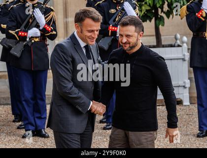 Saint Ouen, Paris, France. 10 octobre 2024. Le Président de la République a accueilli le Président de l’Ukraine, M. Volodymyr ZELENSKY à l’Elysée, ce jeudi 10 octobre 2024. (Crédit image : © Sadak Souici/ZUMA Press Wire) USAGE ÉDITORIAL SEULEMENT! Non destiné à UN USAGE commercial ! Banque D'Images