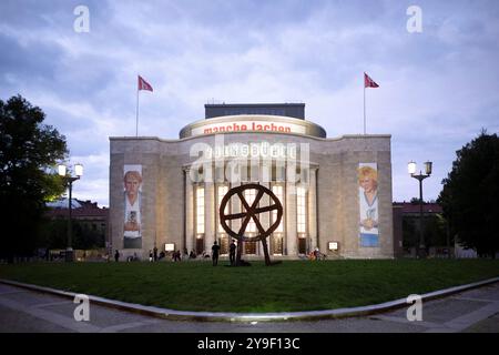 Volksbuehne Berlin DEU, Deutschland, Allemagne, Berlin, 05.10.2024 Aussenansicht der Volksbuehne am Rosa-Luxemburg Platz in Berlin Deutschland . Die Volksbühne in Berlin-Mitte bekommt nach dem TOF von Rene Pollesch eine neue Leitung , das Deutsch-norwegische Kuenstlerduo Vegard Vinge und Ida Mueller Müller sollen interimsmaessig die Intendanz uebernehmen Architekt Oskar Kaufmann en : vue extérieure de la Volksbuehne sur Rosa-Luxemburg Platz à Berlin Allemagne . Le Volksbühne de Berlin-Mitte reçoit une nouvelle direction après le départ de René Pollesch, le duo d’artistes germano-norvégien Vegard vin Banque D'Images