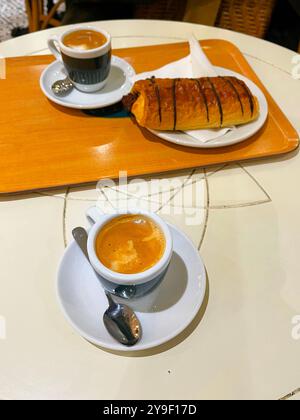 Deux tasses de café avec gâteau feuilleté. Banque D'Images