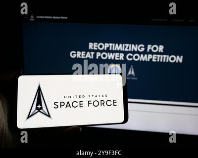 Personne tenant un smartphone avec le logo de l'United States Space Force (USSF) sur l'écran devant le site Web. Concentrez-vous sur l'affichage du téléphone. Banque D'Images