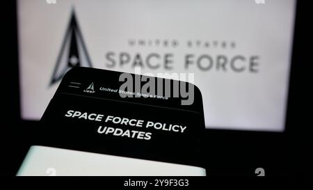 Téléphone portable avec le site Web de l'United States Space Force (USSF) sur l'écran devant le logo. Concentrez-vous sur le coin supérieur gauche de l'écran du téléphone. Banque D'Images