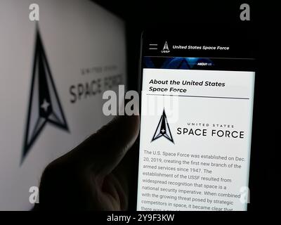 Personne tenant un smartphone avec la page Web de l'United States Space Force (USSF) sur l'écran devant le logo. Concentrez-vous sur le centre de l'écran du téléphone. Banque D'Images