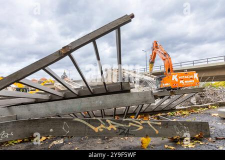 Carolabrücke in Dresden Nach dem Teileinsturz der Carolabrücke, wurde mit den Abrissarbeiten auf der Altstädter Seite begonnen. Die Brückenteile auf der Altstädter Seite wurden mit schweren Arbeitsmaschinen zerlegt. Dresde Sachsen Deutschland *** Pont de Carola à Dresde après l'effondrement de certaines parties du pont de Carola, les travaux de démolition ont commencé du côté de la vieille ville les sections du pont du côté de la vieille ville ont été démantelées à l'aide de machinerie lourde Dresde Saxe Allemagne Banque D'Images