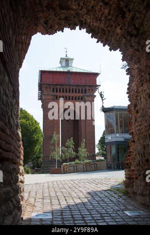 Le Jumbo Water Tower vu à travers la porte Balkerne à Colchester, Essex au Royaume-Uni Banque D'Images