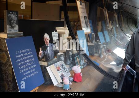 Le jour de la publication, les mémoires ministérielles de l'ancien premier ministre britannique Boris Johnson sont publiées par William Collins, dans la vitrine du libraire britannique Waterstones à Piccadilly, le 10 octobre 2024, à Londres, en Angleterre. Banque D'Images