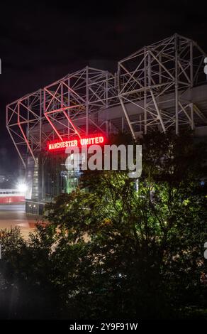 Vue de nuit de l'entrée principale du stade Manchester United, Old Trafford, Salford Banque D'Images