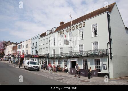 Le George Hotel et ses boutiques sur la High Street à Colchester, Essex au Royaume-Uni Banque D'Images