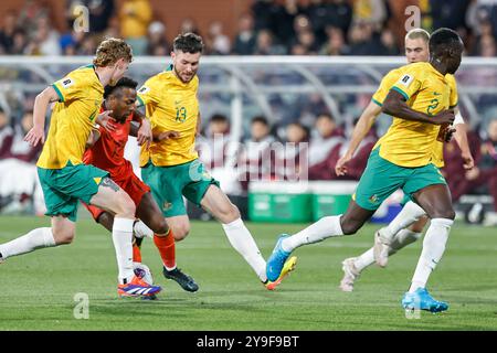 Adelaide Oval, Adélaïde, Australie 10 octobre 2024, International, qualification pour la Coupe du monde, AFC Australia vs China PR, Socceroo ; Kye ROWLES se déplace sur China PR ; Fei NANDUO dans le rôle de Socceroo ; Aiden O'NEILL aide avec le jeu de compression bloquant le China PR Attack Credit ; Mark Willoughby / ALAMY Live News Banque D'Images