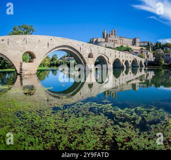 Pont de Béziers sur la rivière Orb avec la cathédrale sur la colline, département de l'Hérault dans la région Occitanie, France. Banque D'Images