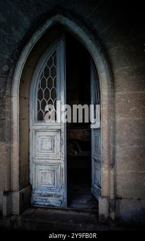 Une crypte familiale au cimetière Vieux, Béziers, département de l'Hérault en Occitanie, France. Banque D'Images